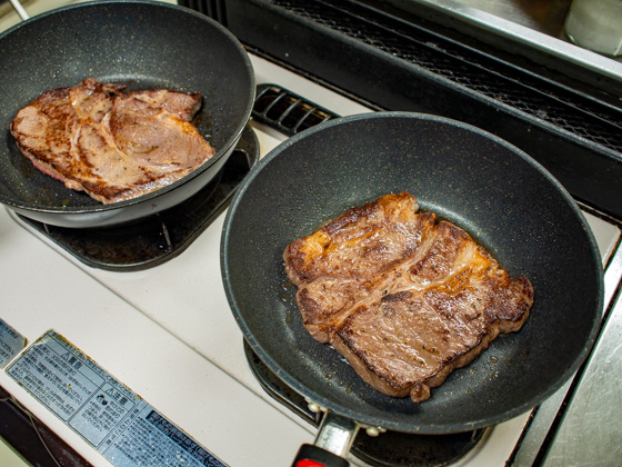 フライパンでステーキを焼く2